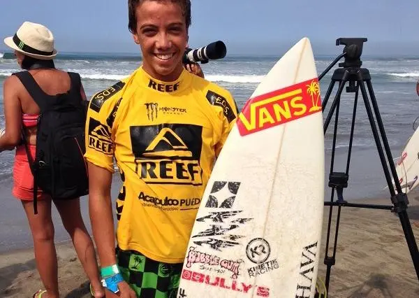 Jhonny Corzo avanza en el Reef Acapulco Pro