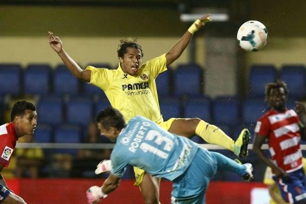 Gio rebota el balón contra el arquero Roberto | EFE