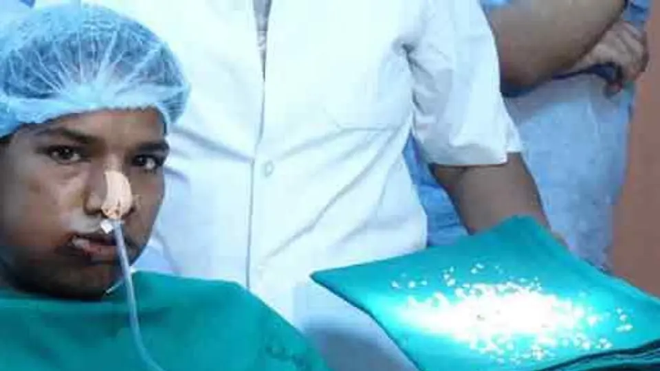 Va al dentista... y le sacan ¡ 232 dientes !
