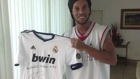 Ronaldinho presume playera de Cristiano Ronaldo
