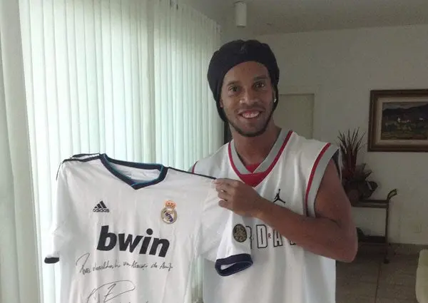 Ronaldinho presume playera de Cristiano Ronaldo