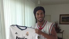 Ronaldinho presume playera de Cristiano Ronaldo