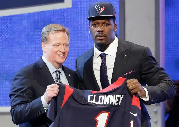 Jadeveon Clowney posa con Roger Goodell | AP