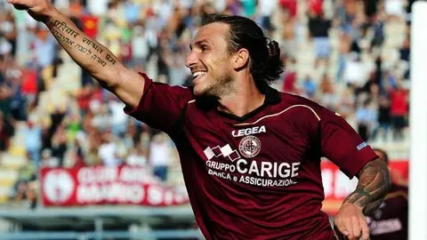 Livorno regresa a la Serie A italiana y honra a futbolista fallecido