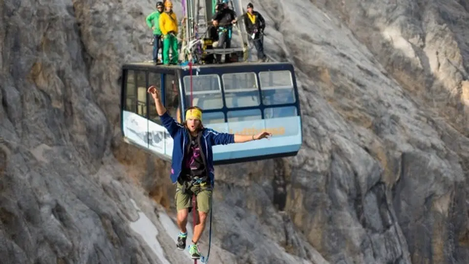 Alex Schulz realiza slackline en teleféricos