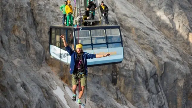 Alex Schulz realiza slackline en teleféricos