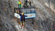 Alex Schulz realiza slackline en teleféricos