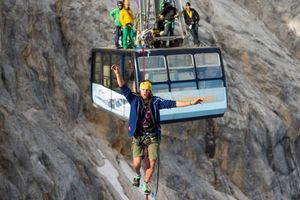 Alex Schulz realiza slackline en teleféricos