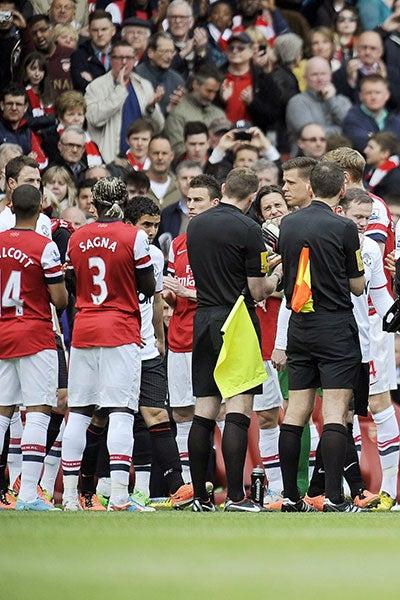 Como una tradición, el equipo que recibe al Campeón de la Liga ejecuta un 'pasillo' | EFE