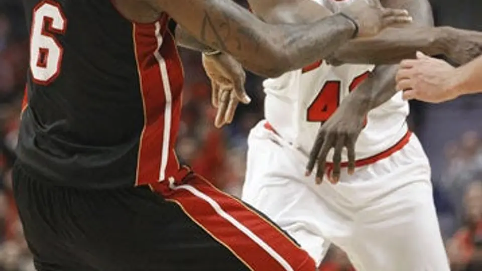 Jugador de los Bulls, expulsado por empujar a LeBron James