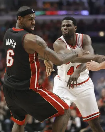 Jugador de los Bulls, expulsado por empujar a LeBron James
