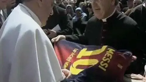 Papa recibe playera firmada de Messi