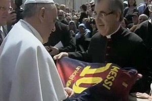 Papa recibe playera firmada de Messi