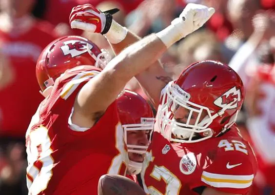 Kansas City se deshace de Cleveland y mantiene invicto