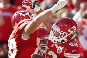 Kansas City se deshace de Cleveland y mantiene invicto