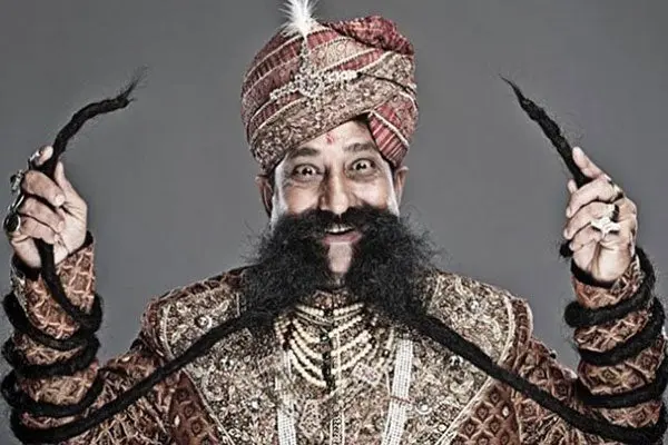 Hindú, el hombre con el bigote más largo del mundo
