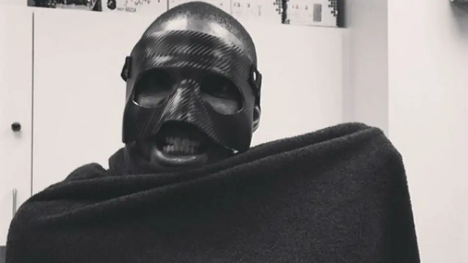 Chris Bosh se disfraza de Batman con máscara de LeBron