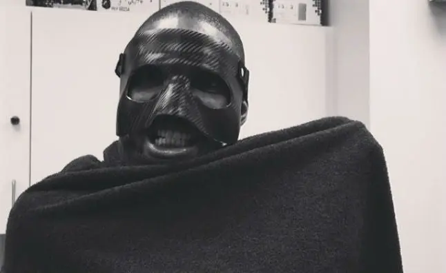 Chris Bosh se disfraza de Batman con máscara de LeBron