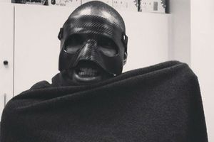 Chris Bosh se disfraza de Batman con máscara de LeBron