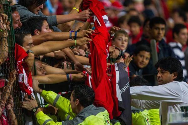 La gente sigue buscando un autógrafo de Pepe Cardozo | CIRO GUTIÉRREZ