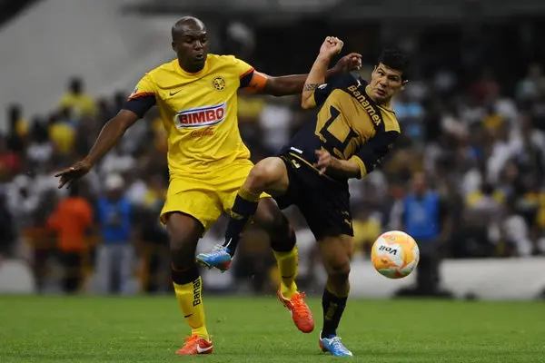 Robin Ramírez disputa el balón con Aquivaldo Mosquera | MEXSPORT