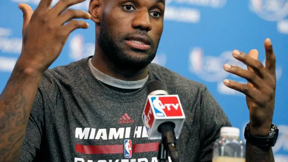 Confirman agencia libre de LeBron