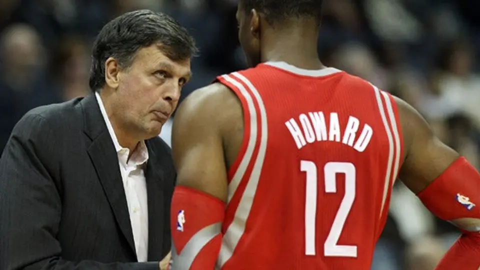 Howard luce en la victoria de los Rockets ante Charlotte