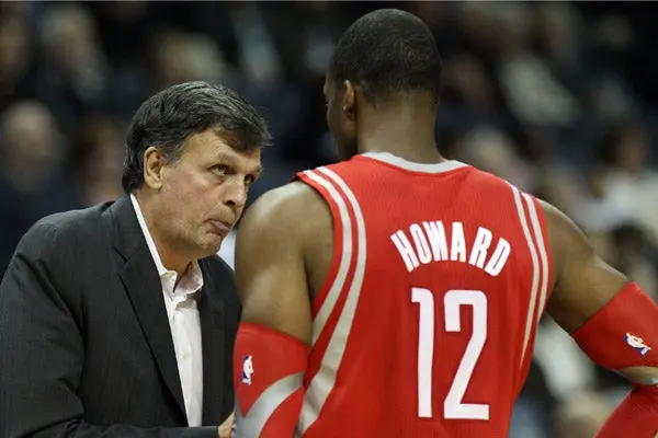 Howard luce en la victoria de los Rockets ante Charlotte