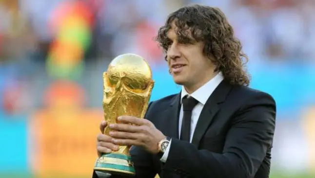 Carles Puyol sostiene la Copa del Mundo | EFE