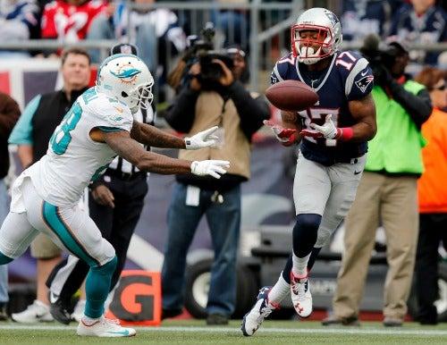 Dobson recibe pase de Brady para vencer a los Delfines | AP