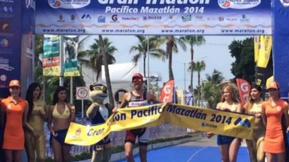 Francisco Serrano y Andrea Gutiérrez, primer lugar en Triatlón Pacífico 2014