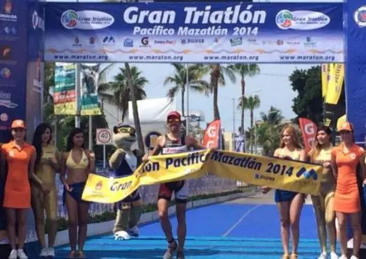 Francisco Serrano y Andrea Gutiérrez, primer lugar en Triatlón Pacífico 2014