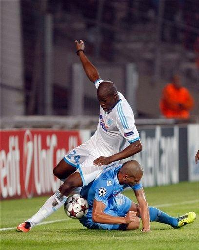El del Nápoles, Gokhan Inler, se barre para quitarle la pelota al jugador del Marsella, Fanni | AP