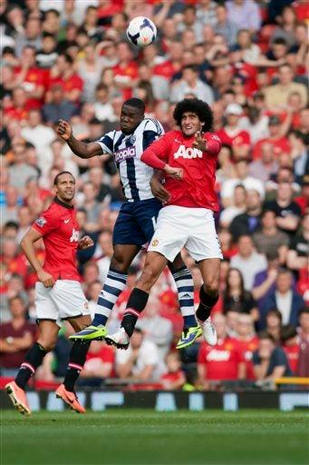 Marouane Fellaini (der.) busca imponerse a su marcador del West Bromwich, Victor Anichebe | AP