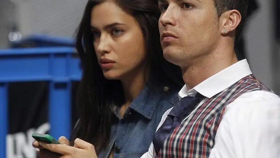CR7 e Irina asisten a partido de basquetbol