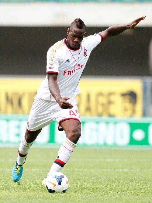 Mario Balotelli, del conjunto rossonero, no pudo evitar la caída de su equipo en la primera jornada | AP