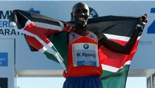 Wilson Kipsang rompe récord mundial de maratón