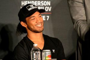 Henderson somete a Khabilov en UFC Fight Night