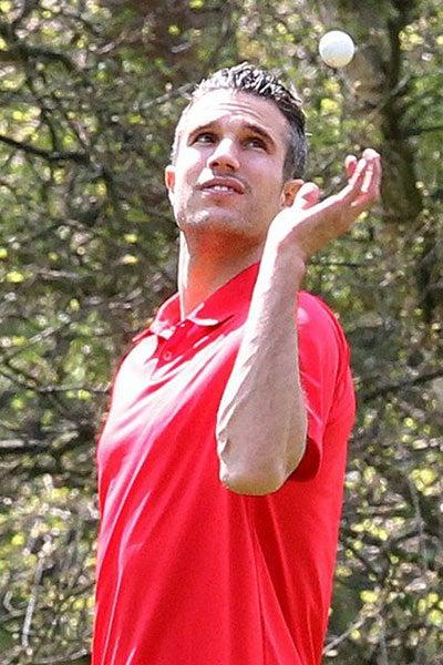 Robin Van Persie prepara su pelota en el primer green | ESPECIAL