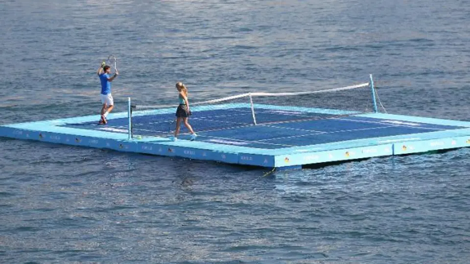 Bouchard y Dimitrov juegan sobre mar de Acapulco