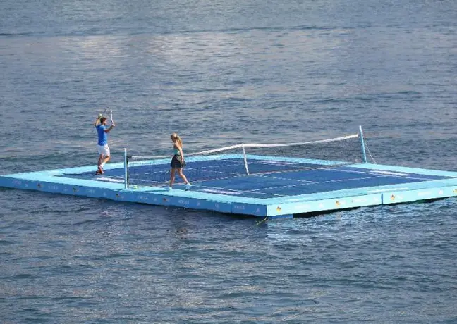 Bouchard y Dimitrov juegan sobre mar de Acapulco
