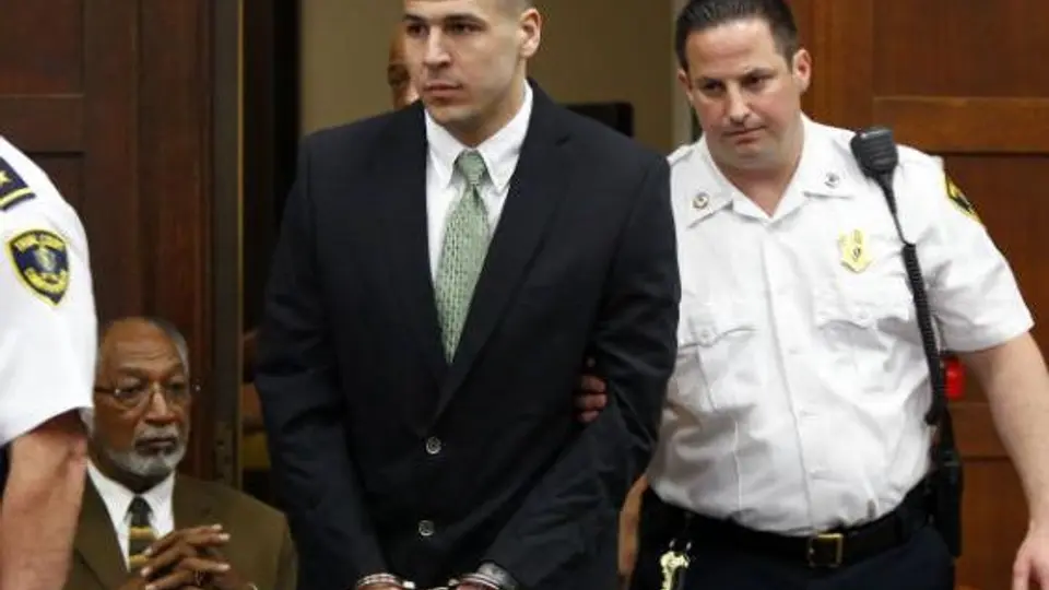 Abogado busca frenar pagos a Aaron Hernández