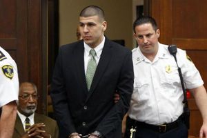 Abogado busca frenar pagos a Aaron Hernández