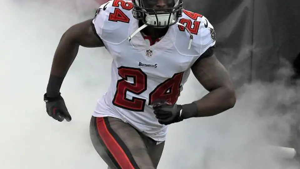 Darrelle Revis firma con los Patriotas