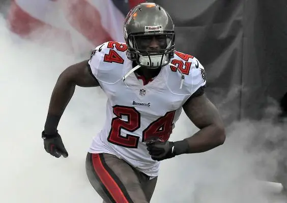 Darrelle Revis firma con los Patriotas