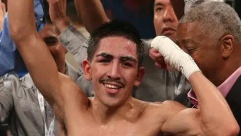 Santa Cruz, nuevo Campeón Mundial Supergallo del CMB