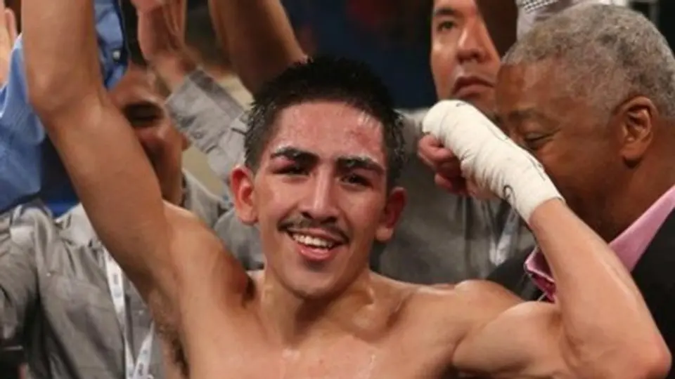 Santa Cruz, nuevo Campeón Mundial Supergallo del CMB