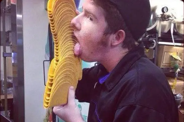 Empleado de Taco Bell 'lengüetea' las tortillas