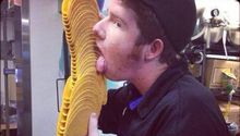 Empleado de Taco Bell 'lengüetea' las tortillas