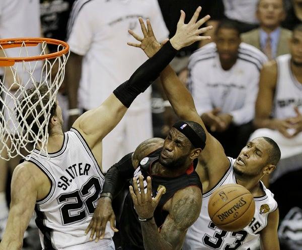 Splitter (izq.) y Diaw bloquearon con insistencia al 'Rey'  | AP